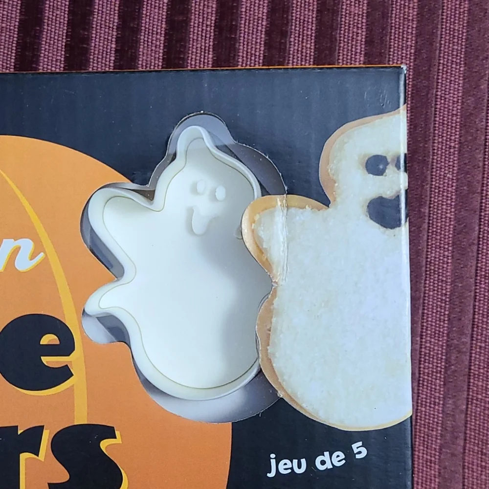 NWT: Williams Sonoma Kids Halloween Cookie Cutters 🦇 👻